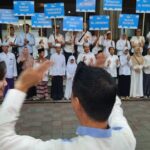 Hujan deras yang mengguyur Semarang tak menyurutkan semangat 464 anak panti asuhan dan santri mengikuti buka puasa bersama di Balai Kota Semarang.