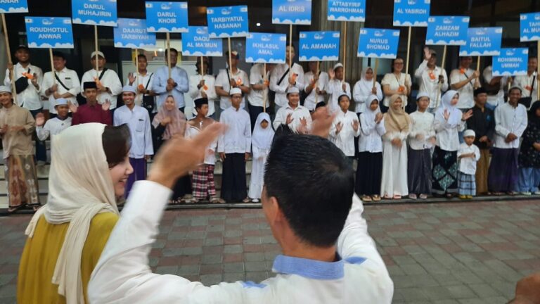 Hujan deras yang mengguyur Semarang tak menyurutkan semangat 464 anak panti asuhan dan santri mengikuti buka puasa bersama di Balai Kota Semarang.