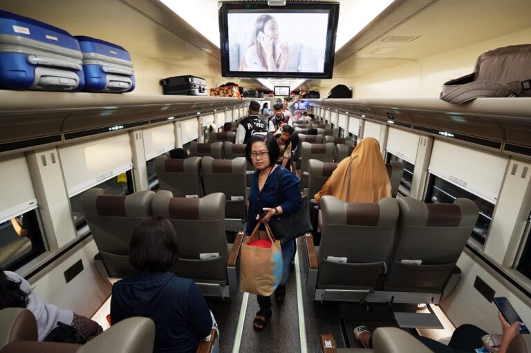 Arus balik Lebaran 2026 di wilayah Daop 4 Semarang masih tinggi. Sebanyak 62.053 penumpang tercatat menggunakan kereta api di hari terakhir libur