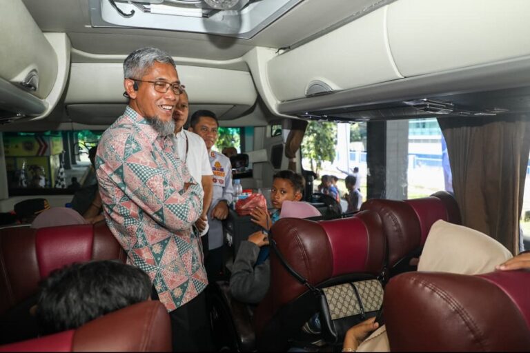 Program Mudik dan Balik Rantau Gratis Jawa Tengah 2026 resmi diberangkatkan Gubernur Ahmad Luthfi. Sebanyak 21.975 warga difasilitasi dengan bus dan kereta api, dengan kuota pendaftaran yang habis hanya dalam 10 menit
