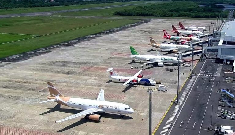 Lonjakan arus mudik Lebaran 2026 memicu peningkatan signifikan di Bandara Ahmad Yani Semarang dengan total 157.042 penumpang dan 1.282 pergerakan pesawat. Rute favorit seperti Jakarta, Bali, dan Banjarmasin mendominasi, didukung 86 extra flight selama periode puncak.