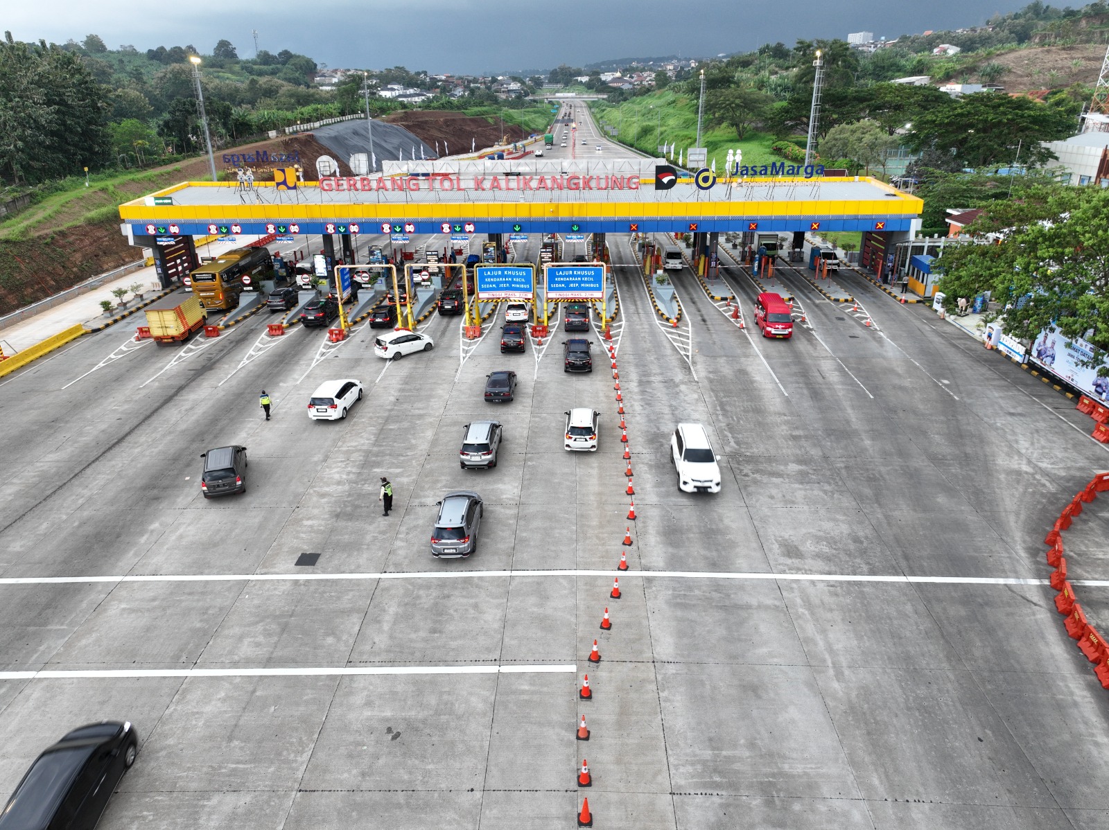 PT Jasamarga Semarang Batang memperketat pemantauan lalu lintas guna memastikan kelancaran arus di jalur utama Tol Trans Jawa tersebut.