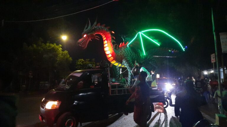 Kirab takbir Desa Sidokerto tampilkan 19 replika unik dari budaya hingga modern. Tradisi Lebaran tetap hidup lewat kreativitas dan gotong royong warga.