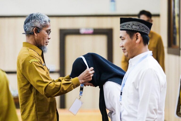 Sekda Jawa Tengah Sumarno menegaskan petugas haji 2026 harus memprioritaskan pelayanan jemaah dibanding ibadah pribadi.