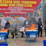 Bea Cukai Semarang bersama Pemerintah Kota Semarang saat memusnahkan rokok ilegal serta minuman beralkohol, di halaman Balaikota Semarang pada Rabu (15/4/2026). (Dok.Folkstime)