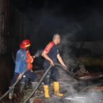 Sebanyak 65 personel Damkar berjibaku selama 5 jam di tengah keterbatasan air dan akses tertutup, hingga api berhasil dipadamkan tanpa korban jiwa, dengan kerugian mencapai Rp3,5 miliar.