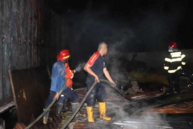 Sebanyak 65 personel Damkar berjibaku selama 5 jam di tengah keterbatasan air dan akses tertutup, hingga api berhasil dipadamkan tanpa korban jiwa, dengan kerugian mencapai Rp3,5 miliar.