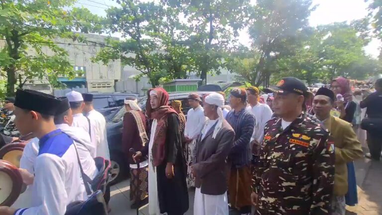 Kirab Budaya KH Sholeh Darat di Semarang jadi momentum pelestarian sejarah, edukasi generasi muda, hingga simbol perlawanan ekonomi berbasis budaya lokal.