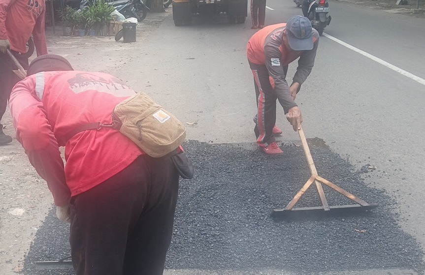 Perbaikan jalan rusak di Semarang dilakukan secara cepat dengan metode patching di sembilan titik sekaligus.