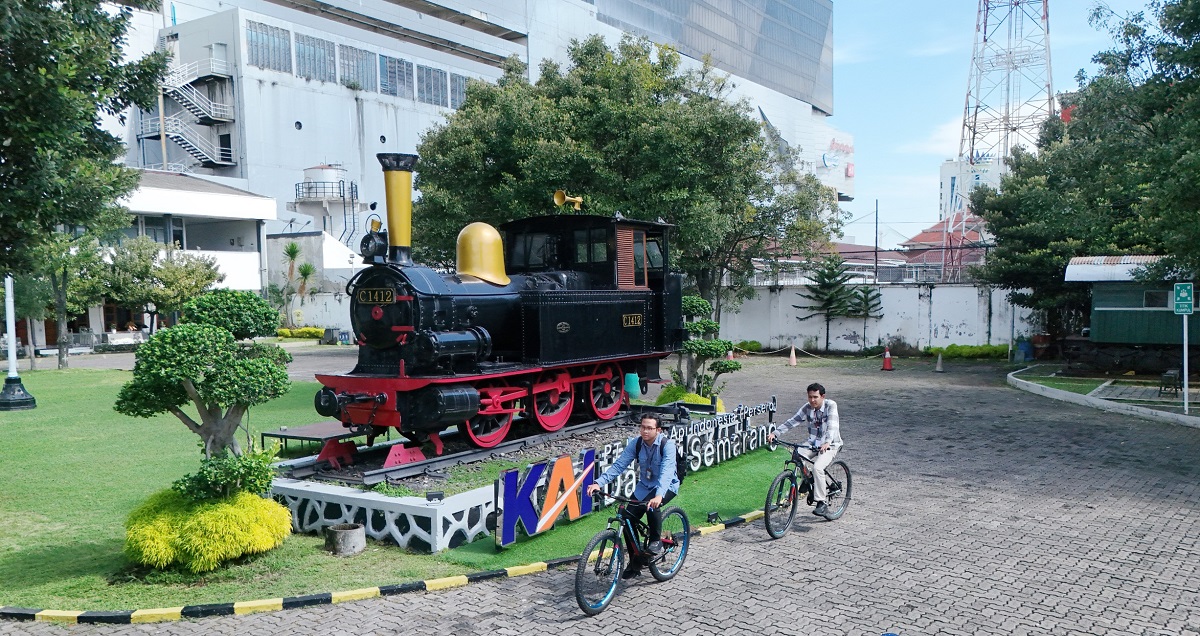 PT KAI Daop 4 Semarang meluncurkan KAI Green Movement Program untuk menekan emisi karbon melalui perubahan perilaku pegawai, penggunaan energi surya, dan transportasi ramah lingkungan.