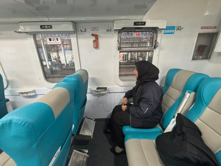 Video viral penggunaan kompor listrik di kereta api memicu perhatian publik. KAI Daop 4 Semarang menegaskan aturan penggunaan stop kontak hanya untuk perangkat berdaya rendah demi keselamatan penumpang.