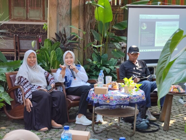 Krisis regenerasi Batik Rifaiyah di Batang kian mengkhawatirkan. Workshop Joglomberan mempertemukan perajin, komunitas, dan pemerintah untuk menyelamatkan warisan budaya