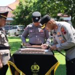 Serah terima jabatan Polres Kendal digelar khidmat dengan rotasi sejumlah posisi strategis. Kapolres AKBP Hendry Susanto Sianipar menegaskan pentingnya loyalitas