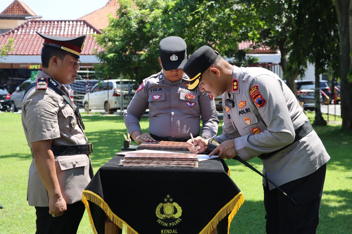 Serah terima jabatan Polres Kendal digelar khidmat dengan rotasi sejumlah posisi strategis. Kapolres AKBP Hendry Susanto Sianipar menegaskan pentingnya loyalitas