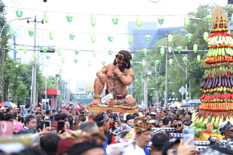 Pawai Ogoh-Ogoh Semarang 2026 digelar lebih meriah dengan partisipasi lintas daerah, menampilkan ragam budaya dan simbol toleransi dalam rangka Hari Raya Nyepi Tahun Baru Saka 1948 di pusat Kota Semarang.