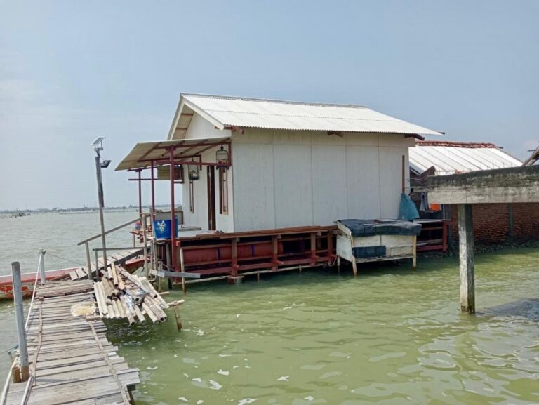 Pemerintah Provinsi Jawa Tengah mempercepat pembangunan 20 rumah apung di pesisir Demak sebagai solusi hunian bagi warga terdampak rob.