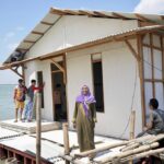 Kisah Mak Jah, satu-satunya warga yang bertahan di pesisir Sayung Demak yang tenggelam akibat abrasi dan rob.