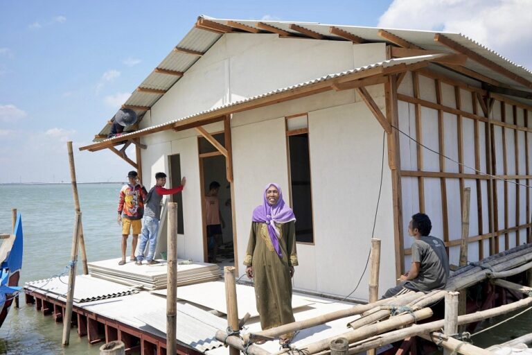 Kisah Mak Jah, satu-satunya warga yang bertahan di pesisir Sayung Demak yang tenggelam akibat abrasi dan rob.