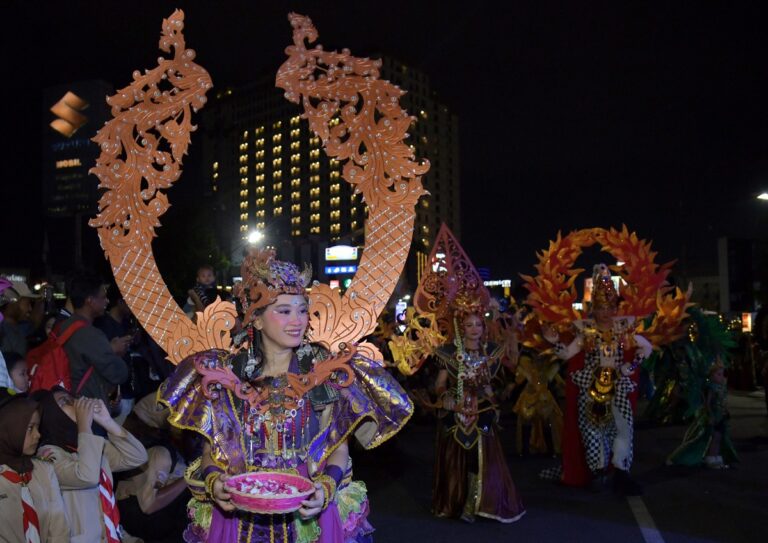 Semarang Night Carnival 2026 akan digelar meriah dengan partisipasi 15 negara. Parade budaya bertema daur ulang ini siap memukau di jantung Kota Semarang.