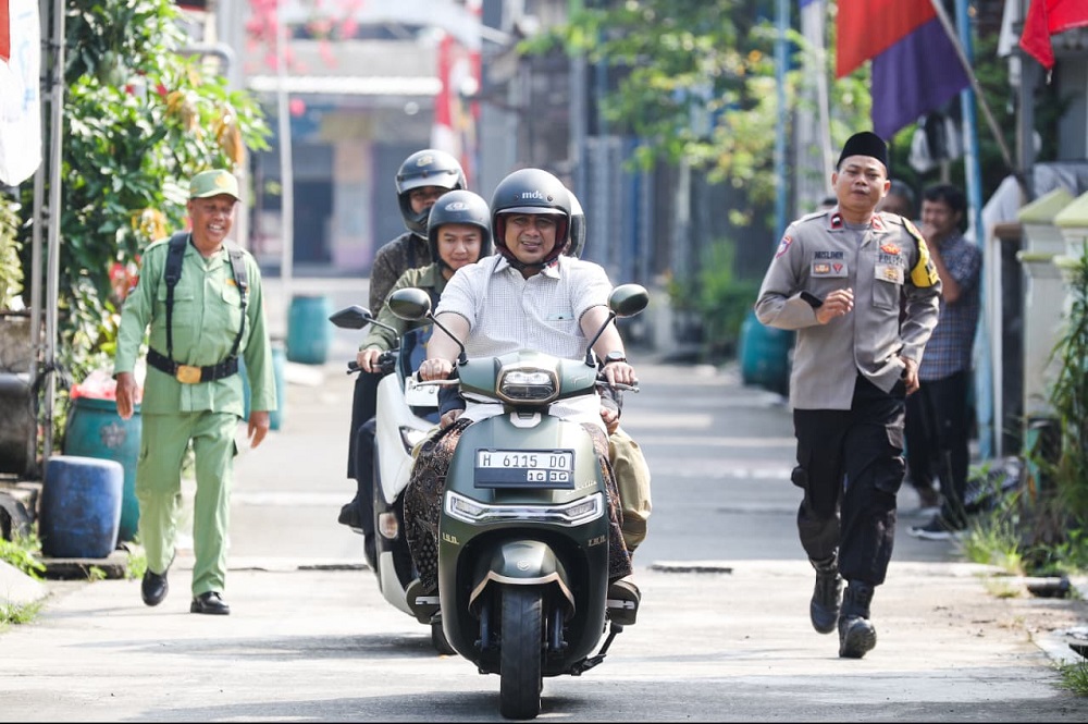 Wakil Gubernur Jawa Tengah Taj Yasin Maemoen melakukan Sunmori sejauh 30 km dari Mijen ke Genuk, Semarang, untuk menghadiri halal bihalal warga.
