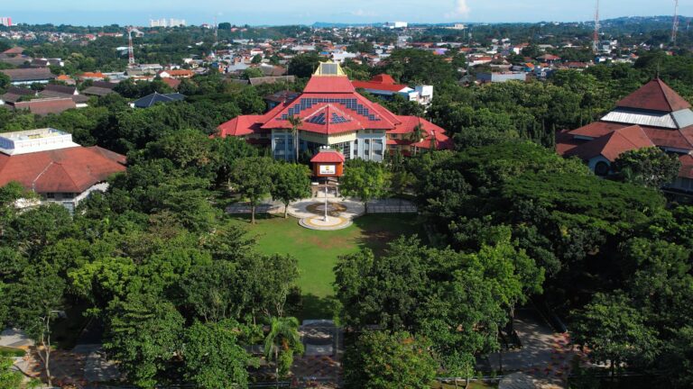 UTBK 2026 di UNNES digelar 21–27 April dengan pengawasan ketat berbasis teknologi, termasuk face recognition dan pemutusan jaringan untuk cegah kecurangan.