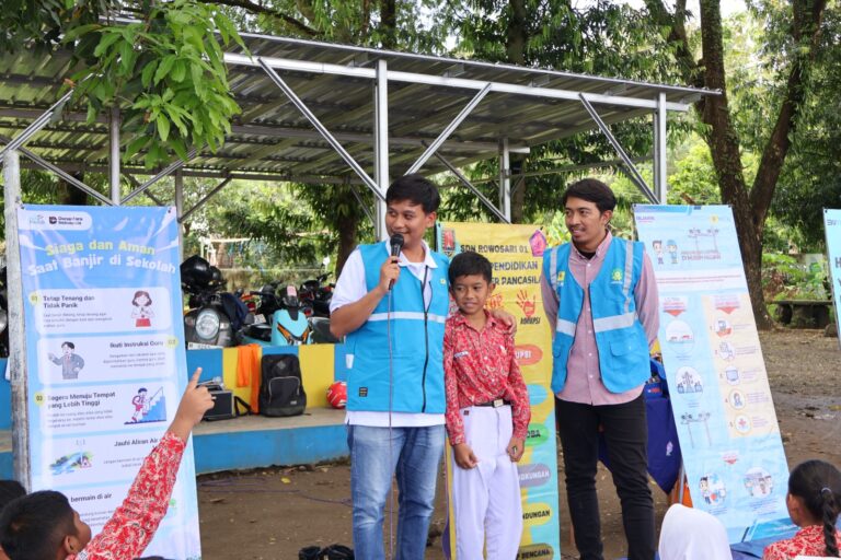 Dari Ruang Kelas ke Aksi Nyata: Siswa SDN Rowosari Dilatih Hadapi Banjir Tanpa Panik