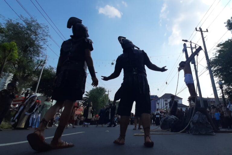 Karnaval Paskah Semarang 2026 berlangsung meriah dengan 15 ribu peserta lintas agama. Kirab budaya, teatrikal Yesus, hingga pesan toleransi memperkuat citra Kota Semarang sebagai kota damai dan inklusif.