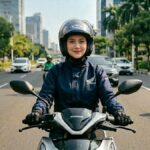 Efisiensi bahan bakar tak hanya soal hemat biaya. Teknologi mesin motor modern justru berperan besar dalam meningkatkan keselamatan berkendara melalui tenaga linear, bobot ringan, hingga fitur canggih seperti Eco Indicator dan Idling Stop System.