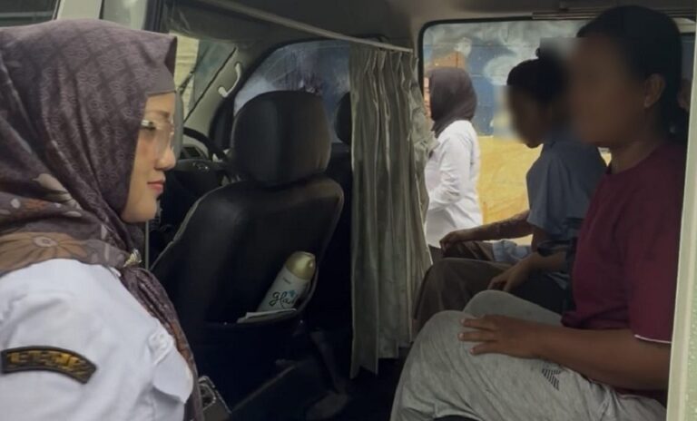 Kasus pembakaran siswi SMP di Semarang Utara mendapat respons cepat Pemkot. Korban dengan luka bakar 30 persen kini dirawat intensif di RSUD Wongsonegoro dengan pendampingan penuh.