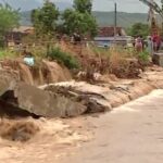 Dua titik tanggul Sungai Plumbon di Kecamatan Tugu, Kota Semarang jebol akibat debit air tinggi. Permukiman warga Mangkang Kulon terendam banjir parah, kerusakan tanggul mencapai 50 meter.
