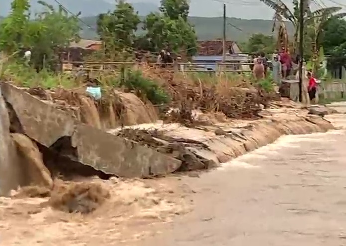 Dua titik tanggul Sungai Plumbon di Kecamatan Tugu, Kota Semarang jebol akibat debit air tinggi. Permukiman warga Mangkang Kulon terendam banjir parah, kerusakan tanggul mencapai 50 meter.