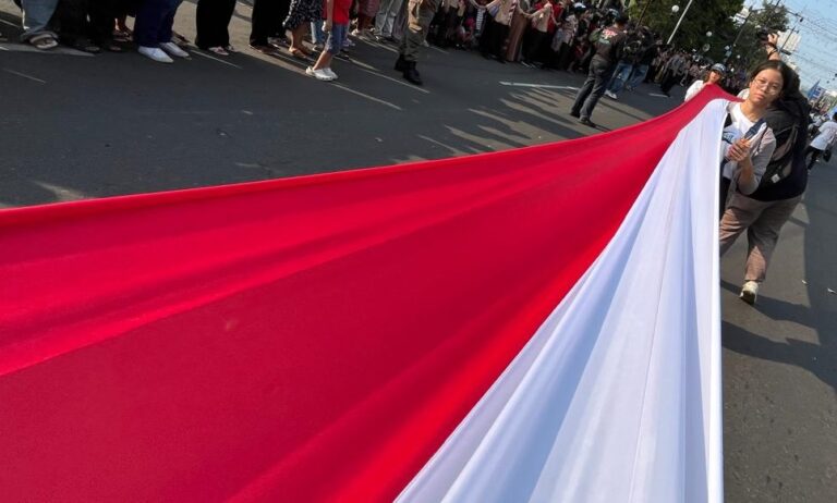 Karnaval Paskah Kota Semarang 2026 menghadirkan bentangan bendera merah putih sepanjang 100 meter yang diarak ratusan anak muda.
