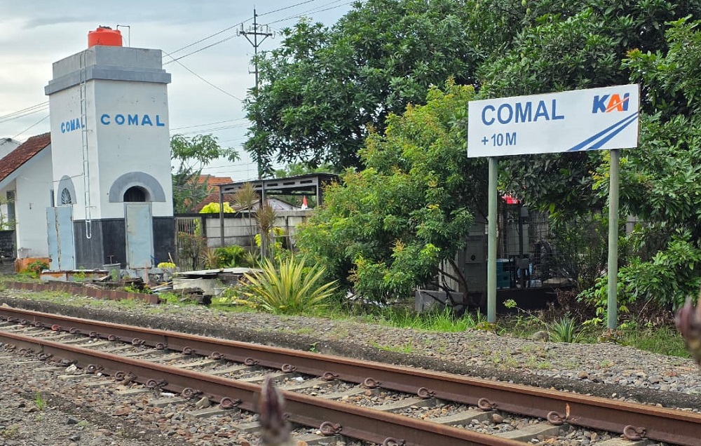 PT KAI resmi mengaktifkan kembali layanan naik turun penumpang di Stasiun Plabuan dan Comal serta menambah pemberhentian di Stasiun Batang mulai 27 April 2026.