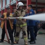 Seorang debt collector di Semarang menjalani sanksi edukatif berupa simulasi pemadaman kebakaran setelah membuat laporan fiktif.