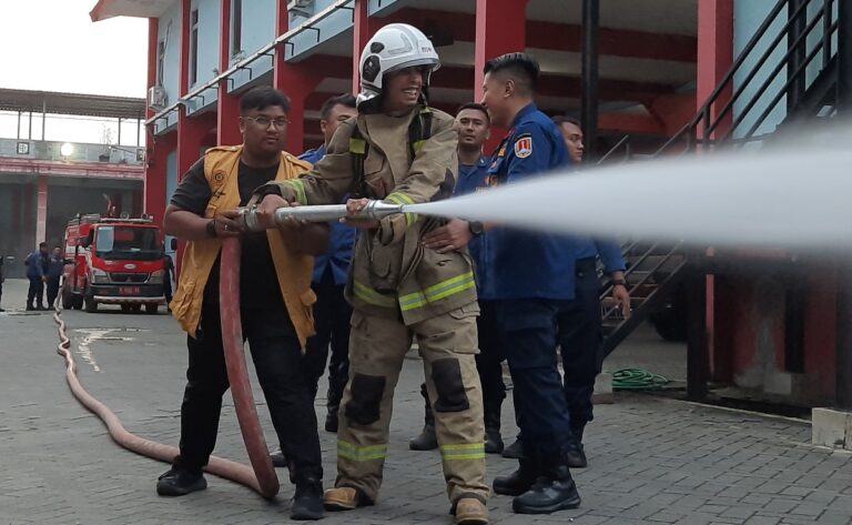 Seorang debt collector di Semarang menjalani sanksi edukatif berupa simulasi pemadaman kebakaran setelah membuat laporan fiktif.
