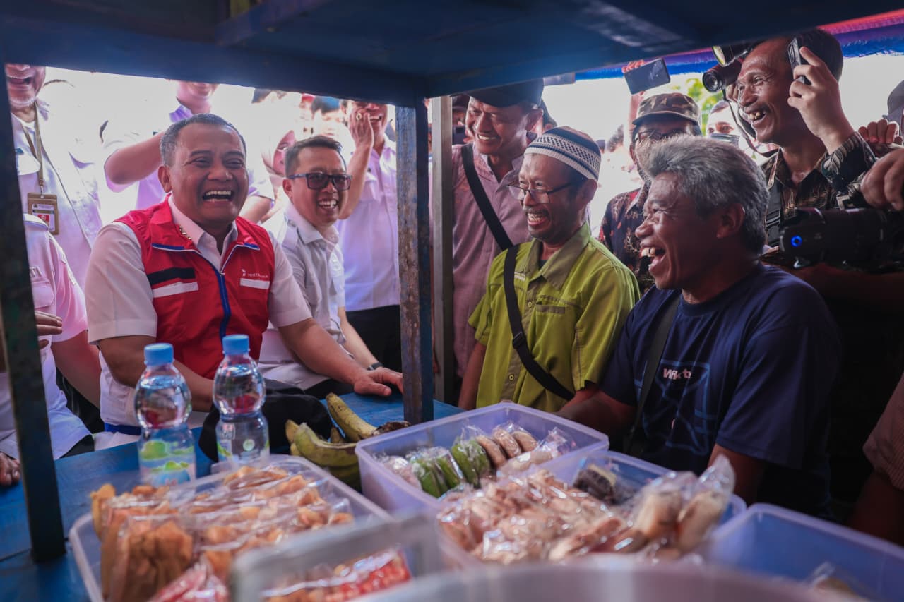 Ahmad Luthfi memilih dialog santai di angkringan untuk menyerap aspirasi petani di Karanganyar. Dari irigasi hingga gagal panen, solusi disiapkan termasuk bantuan Rp4,1 miliar demi mendukung swasembada pangan 2026.