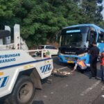 Sebuah bus pariwisata mogok di Tanjakan Gombel, Semarang akibat kampas kopling terbakar, Selasa pagi (21/4). Insiden ini sempat memicu kepadatan lalu lintas hingga dilakukan evakuasi cepat oleh petugas.