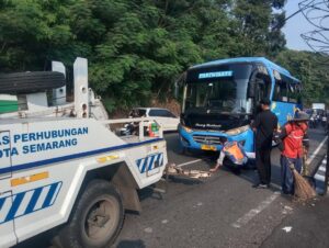 Sebuah bus pariwisata mogok di Tanjakan Gombel, Semarang akibat kampas kopling terbakar, Selasa pagi (21/4). Insiden ini sempat memicu kepadatan lalu lintas hingga dilakukan evakuasi cepat oleh petugas.