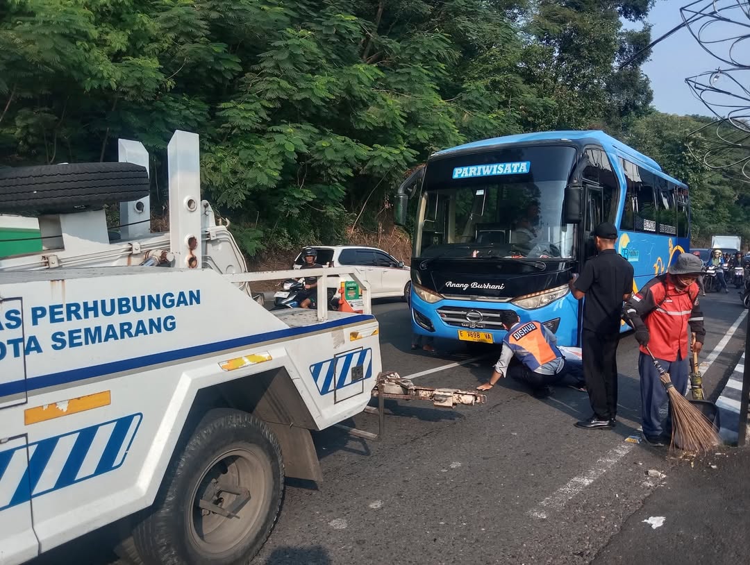 Sebuah bus pariwisata mogok di Tanjakan Gombel, Semarang akibat kampas kopling terbakar, Selasa pagi (21/4). Insiden ini sempat memicu kepadatan lalu lintas hingga dilakukan evakuasi cepat oleh petugas.