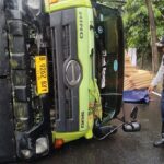 Kecelakaan truk bermuatan triplek seberat 27 ton terjadi di tanjakan Silayur, Semarang. Diduga overload dan tidak sesuai kelas jalan, Dishub akan perketat pengawasan kendaraan berat.