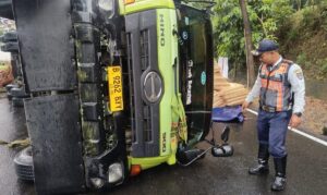 Kecelakaan truk bermuatan triplek seberat 27 ton terjadi di tanjakan Silayur, Semarang. Diduga overload dan tidak sesuai kelas jalan, Dishub akan perketat pengawasan kendaraan berat.