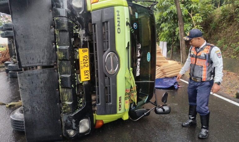 Kecelakaan truk bermuatan triplek seberat 27 ton terjadi di tanjakan Silayur, Semarang. Diduga overload dan tidak sesuai kelas jalan, Dishub akan perketat pengawasan kendaraan berat.