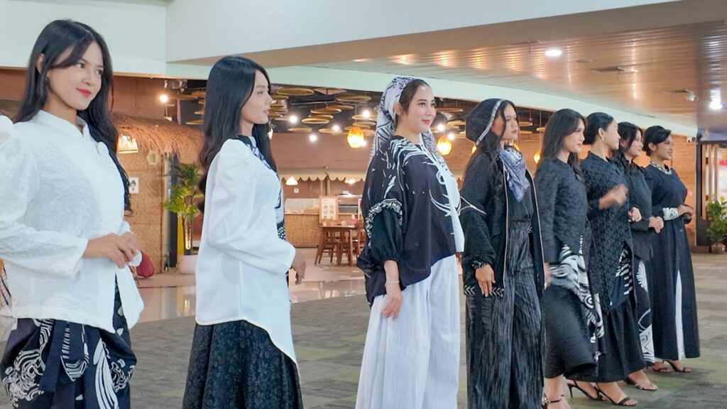 Peringatan Hari Kartini di Bandara Internasional Jenderal Ahmad Yani Semarang diwarnai fashion show monokrom dan tari Dugderan.