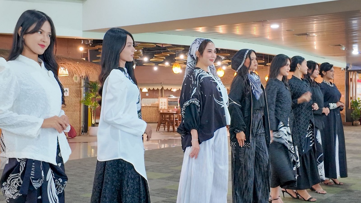 Peringatan Hari Kartini di Bandara Internasional Jenderal Ahmad Yani Semarang diwarnai fashion show monokrom dan tari Dugderan.
