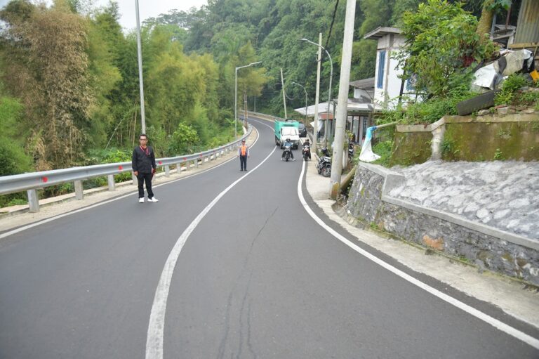 Perbaikan Jalan Pramuka Semarang rampung dengan anggaran Rp18,9 miliar. Akses vital penghubung UNDIP dan UNNES kini lebih lebar, aman, dan bebas genangan, mendukung mobilitas serta ekonomi warga.