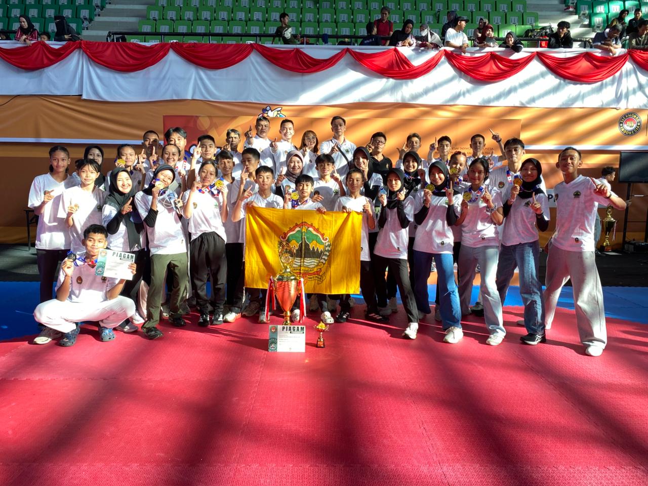 Kontingen Jawa Tengah berhasil meraih posisi runner up pada Kejurnas Taekwondo Cadet dan Junior 2026 di Samarinda dengan torehan 9 emas, 6 perak, dan 4 perunggu dari 29 atlet pelajar.