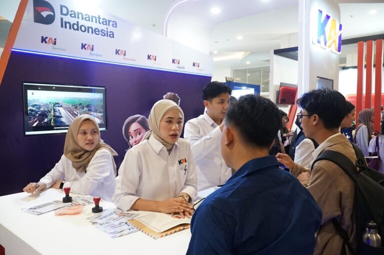 Ribuan pelamar memadati booth KAI di Job Fair Semarang 2026 di Undip.