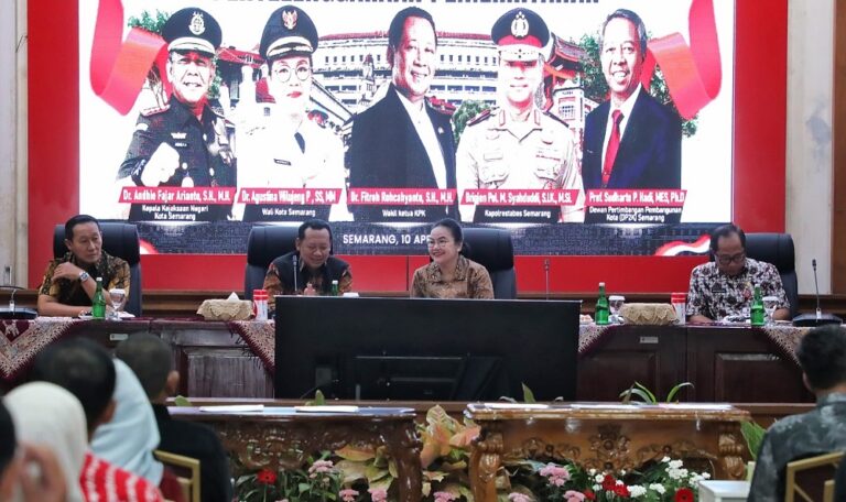 Pemkot Semarang memperkuat budaya antikorupsi dengan penandatanganan pakta integritas oleh 512 aparatur.