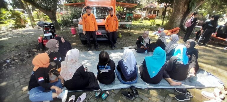 Pelatihan mitigasi bencana bagi penyandang disabilitas di Semarang diperkuat melalui simulasi lapangan. BPBD dan LINKK Semar mendorong kesiapsiagaan inklusif untuk menghadapi situasi darurat secara mandiri.
