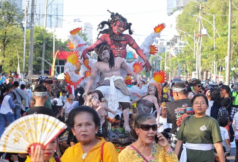 Ribuan warga memadati Pawai Ogoh-Ogoh Semarang 2026 yang melibatkan 1.500 peserta lintas agama dan budaya.